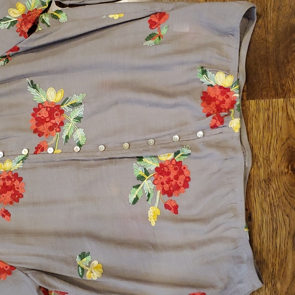 Womens Figs & Flowers gray top with crochet flowers size XL - Picture 3 of 5